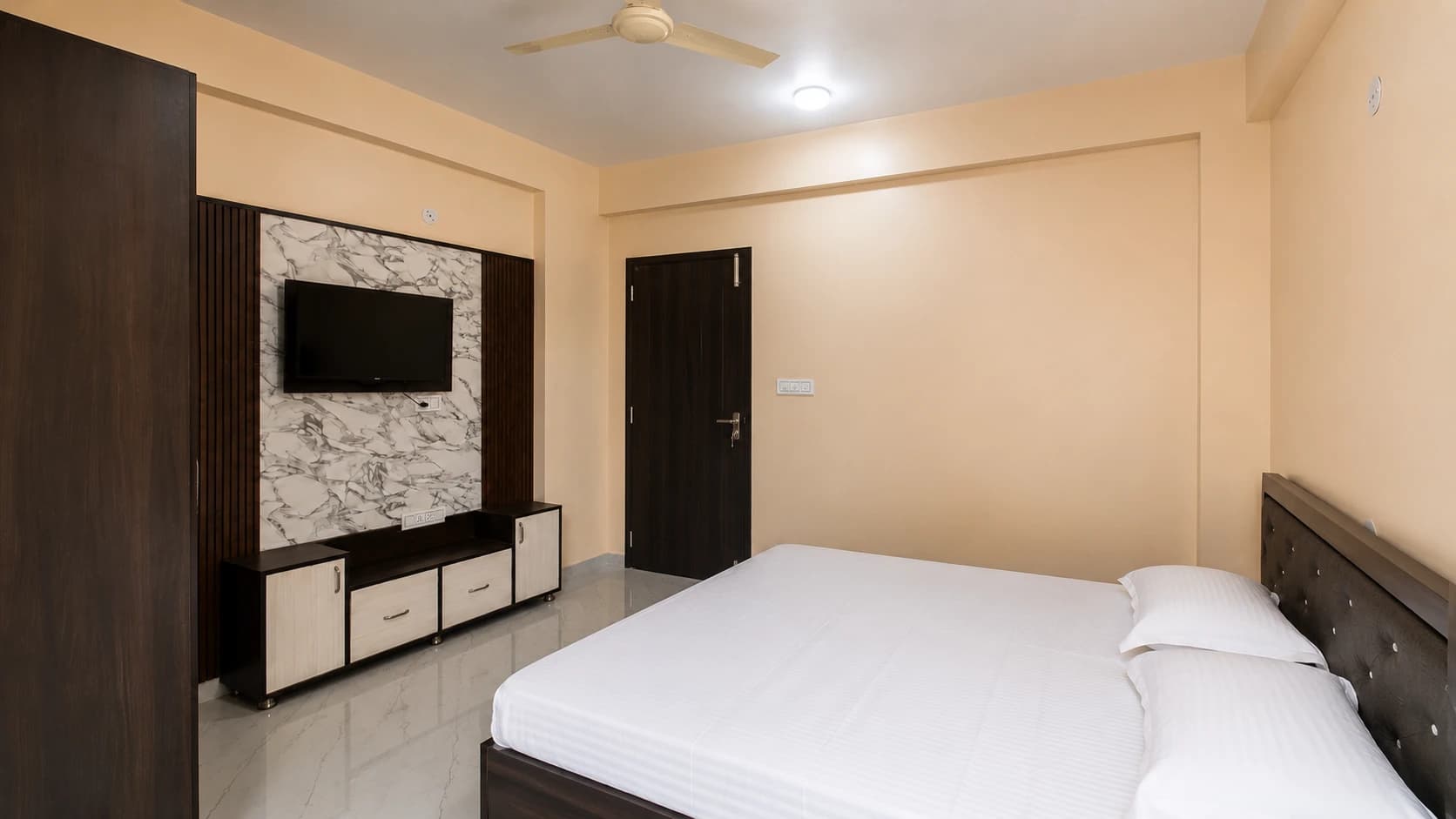 Deluxe Room - Image 3